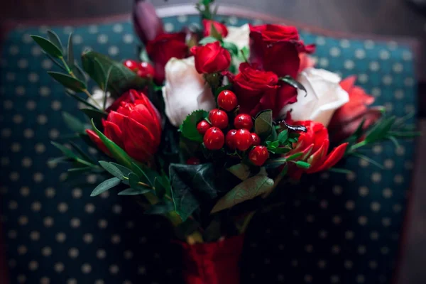Kırmızı çiçekli rustik el yapımı buket — Stok fotoğraf