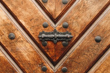 Metal kapı kolu açık ile eski ahşap kapı