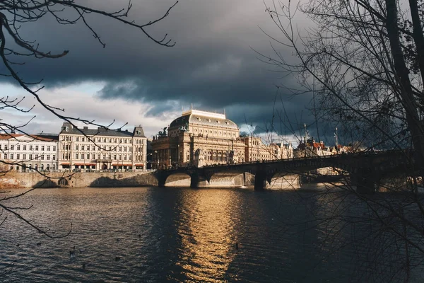 Peisajul clădirilor din Praga lângă pod și râu în aer liber — Fotografie, imagine de stoc