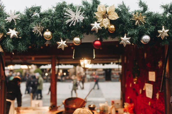 Tradycyjne zimowe Dekoracje świąteczne na rynku — Zdjęcie stockowe