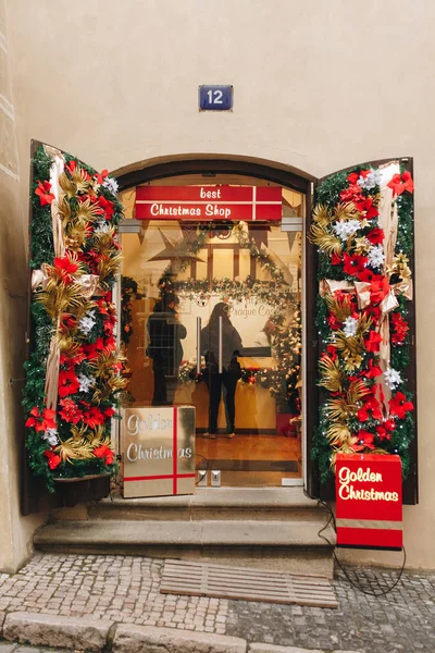 Porta del negozio di Natale con decorazioni nella città europea Immagini Stock Royalty Free