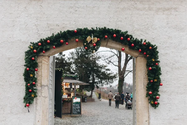 Europese muur met groene Kerst vakantie decoratie Stockafbeelding