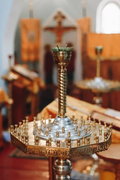 Titular de Candel dentro de una iglesia en la ceremonia de bautismo — Foto de Stock