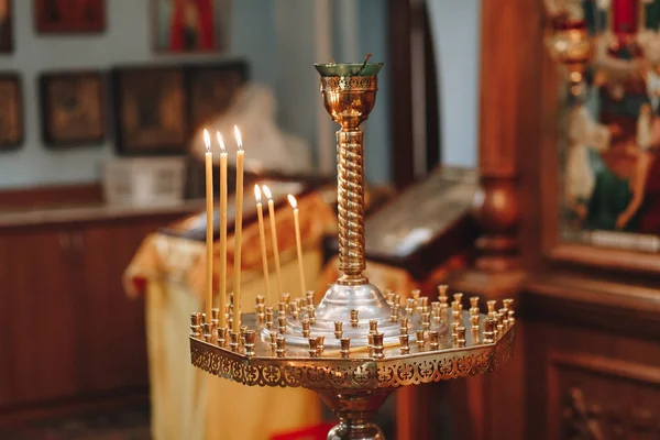 Świece z ogniem na uchwyt w kościele na ceremonii religii — Zdjęcie stockowe