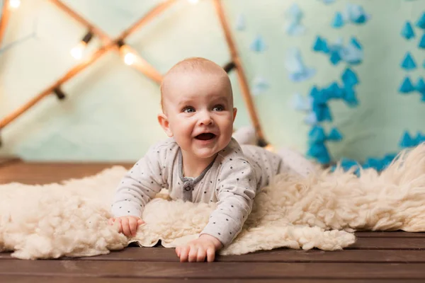De schattige baby Caucasuian op de vloer in het huis — Stockfoto