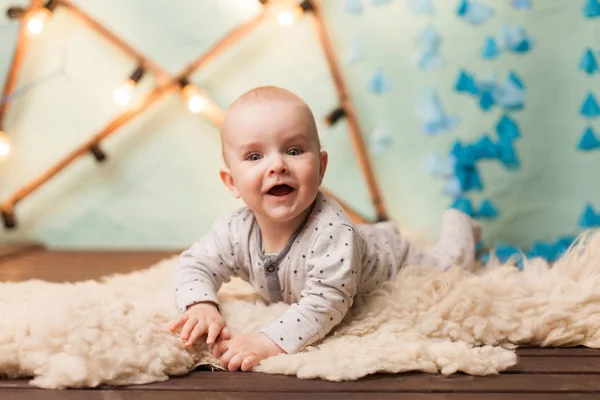 Kleine schattige baby liggend op tapijt levensstijl — Stockfoto