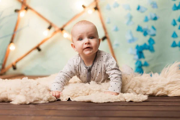 Очаровательный милый ребенок, улыбающийся на ковре — стоковое фото