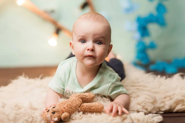 Schattige Kaukasische baby spelen met speelgoed op tapijt — Stockfoto