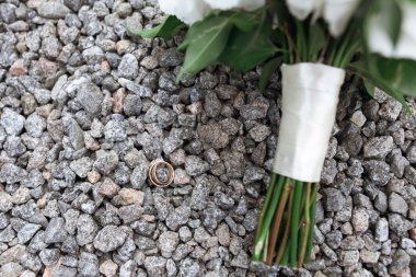 Altın yüzük ve düğün buket taş