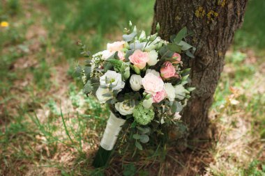 Gelinler rustik t doğa zemin üzerine beyaz gül buketi