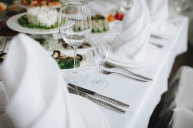 Düğün cultery doğal ışık ile masada