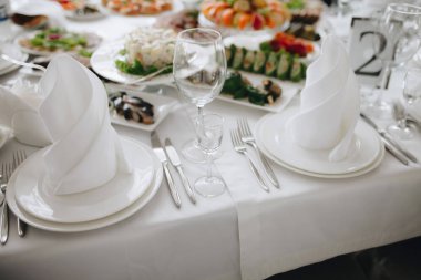 Masasına yemek ile parlak bir şekilde dekore edilmiş çatal sofra 