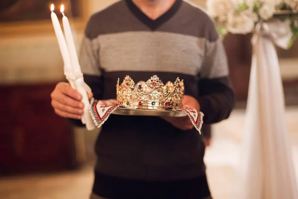 Весільна церква корона в руках на церемонії одруження — стокове фото