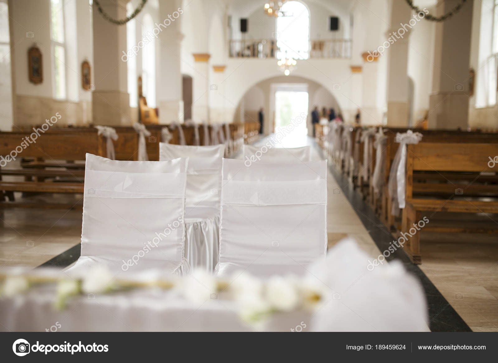 結婚式の教会の中の椅子の装飾 \u2014 ストック写真