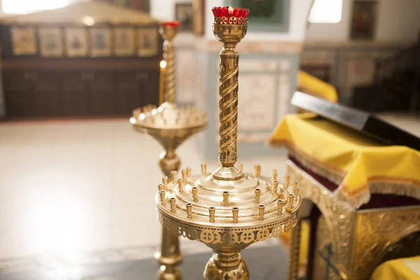 Soporte de vela vacío en la ceremonia de la religión en la iglesia, fondo borroso — Foto de Stock