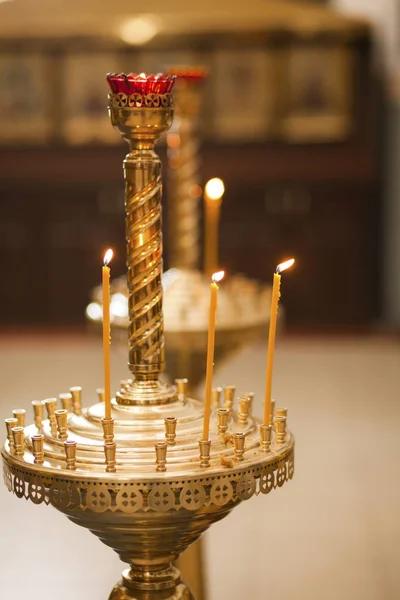 Detailní snímky z hořící svíčky uvnitř církve — Stock fotografie
