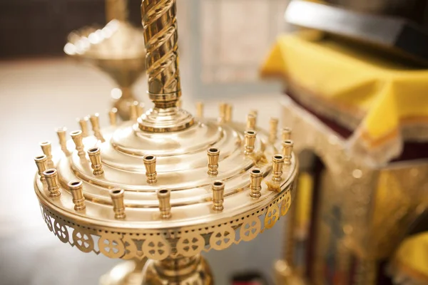 Candel houder in kerk ingericht voor huwelijksceremonie — Stockfoto