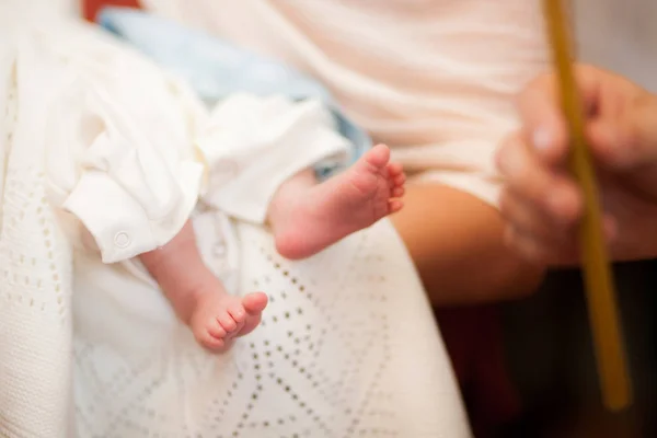 Små söta fötter av liten pojke på filt i kyrkan — Stockfoto