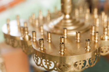 Mumluk candels doğal pencere ışık olmadan kilise