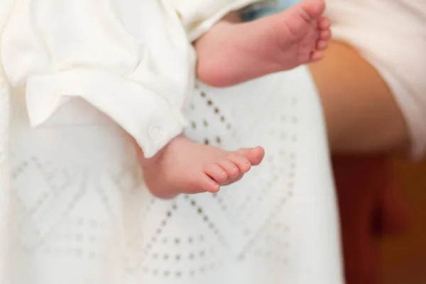 Blur image of baby feet on white blanket background — Stock Photo, Image
