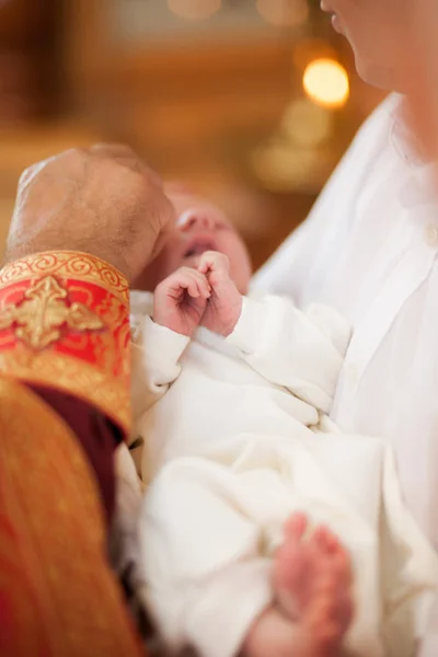 Priester zegen baby jongetje op doopsel ceremony — Stockfoto