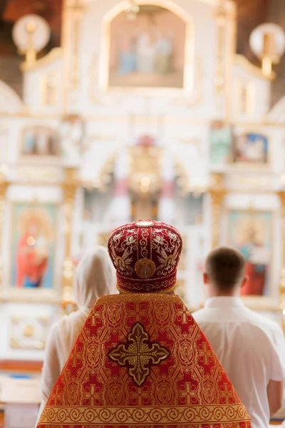 Priester permanent in kerk op ceremonie op onscherpte achtergrond — Stockfoto