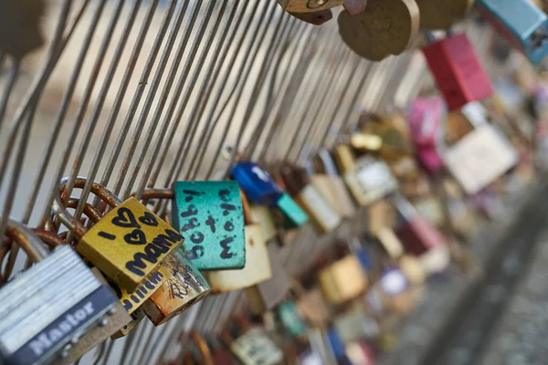 パリの南京錠付きのゲート — ストック写真