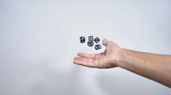 Beyaz arka planda havaya zar atmak