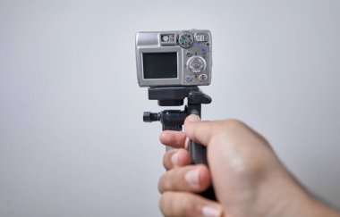 kamera üç ayaklı video kaydediyor