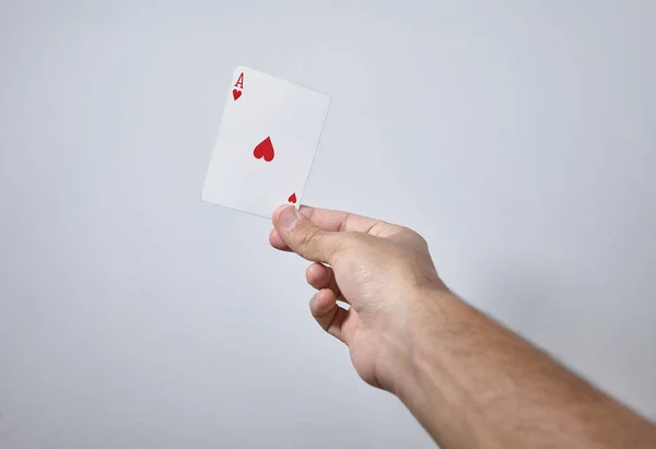 Kupa ası olan eller.