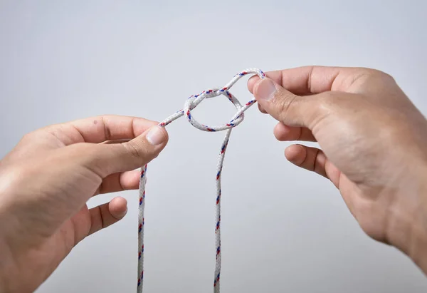 Mani Che Fanno Nodo Sfondo Bianco — Foto Stock