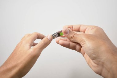 Eller beyaz arkaplanda tırnak kesiyor