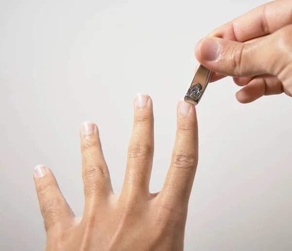 Handen Snijden Nagels Witte Achtergrond — Stockfoto