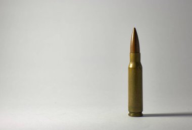 Beyaz arka planda av tüfeği mermisi