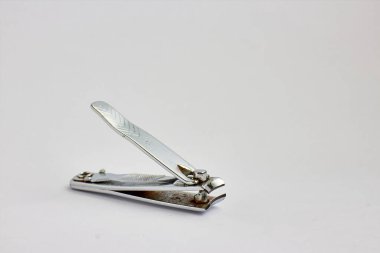 Beyaz arkaplanda tırnak makası