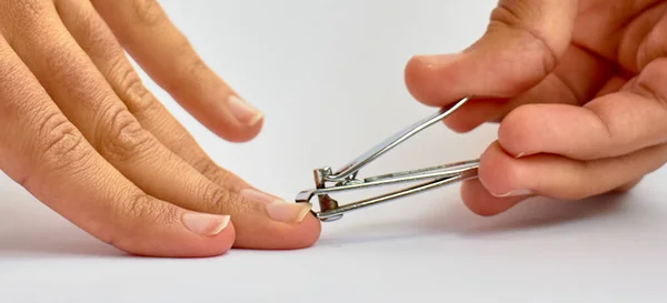 Handen Snijden Nagels Witte Achtergrond — Stockfoto