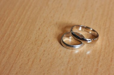 Ahşap arka planda nişan yüzüğü