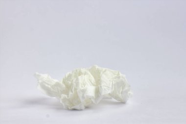 Beyaz arkaplanda buruşuk eşarp