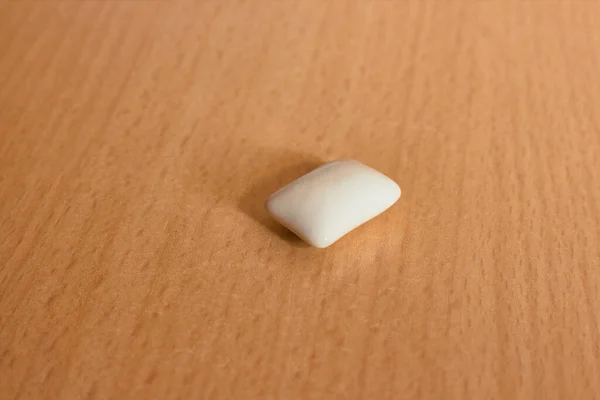 Tahta masada sakız çiğnemek