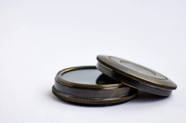 Beyaz arkaplanda bakır pusula