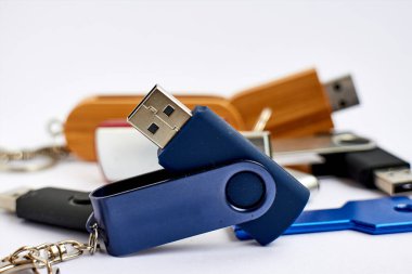 Beyaz arkaplana dağılmış çeşitli usb