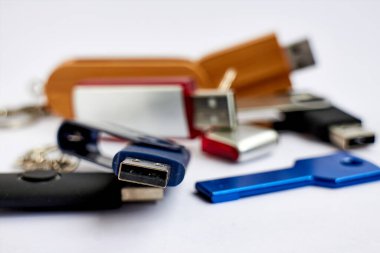 Beyaz arkaplana dağılmış çeşitli usb
