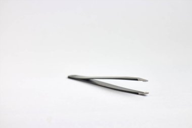 Beyaz arkaplanda siyah epilating cımbızlar