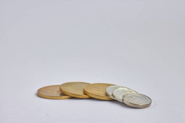 Beyaz arkaplanda altın ve gümüş paralar