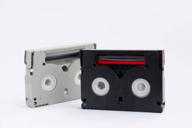 Beyaz arkaplandaki mini dv kasetleri
