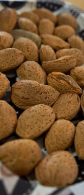 Bademler tepside, tahta masada.