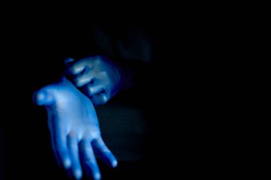 Siyah arka planı olan antivirüs eldivenleri giyiyorlar.