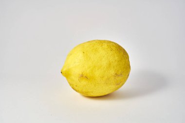 Beyaz arkaplanda sarı limon