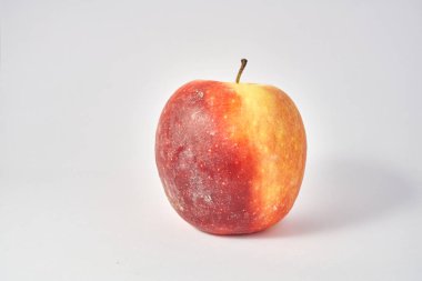 Beyaz arkaplanda kırmızı elma