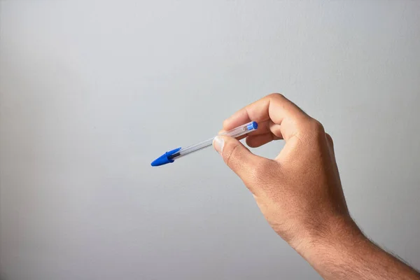 Mão Com Caneta Esferográfica Azul Para Apontar Sobre Fundo Branco — Fotografia de Stock